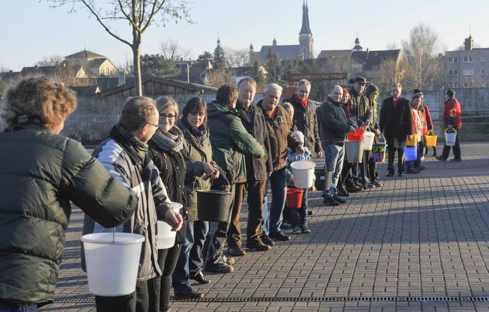 Vernässung in Köthen: Vernässung in Köthen: Eimerkette als symbolischer  Protest