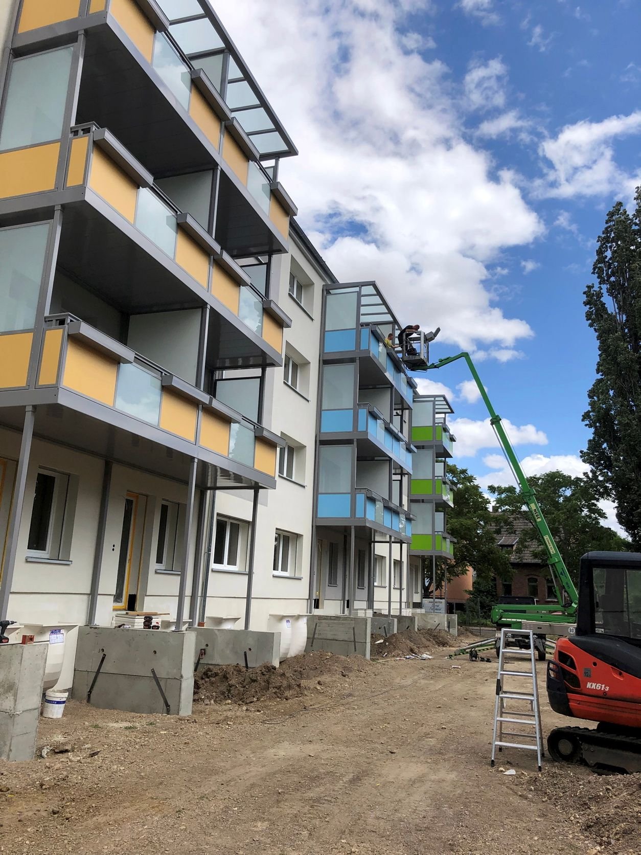 Der Wohnblock Gartenstraße 9 bis 11 wird komplett saniert. Arbeiten an den neu angebauten Balkonen.