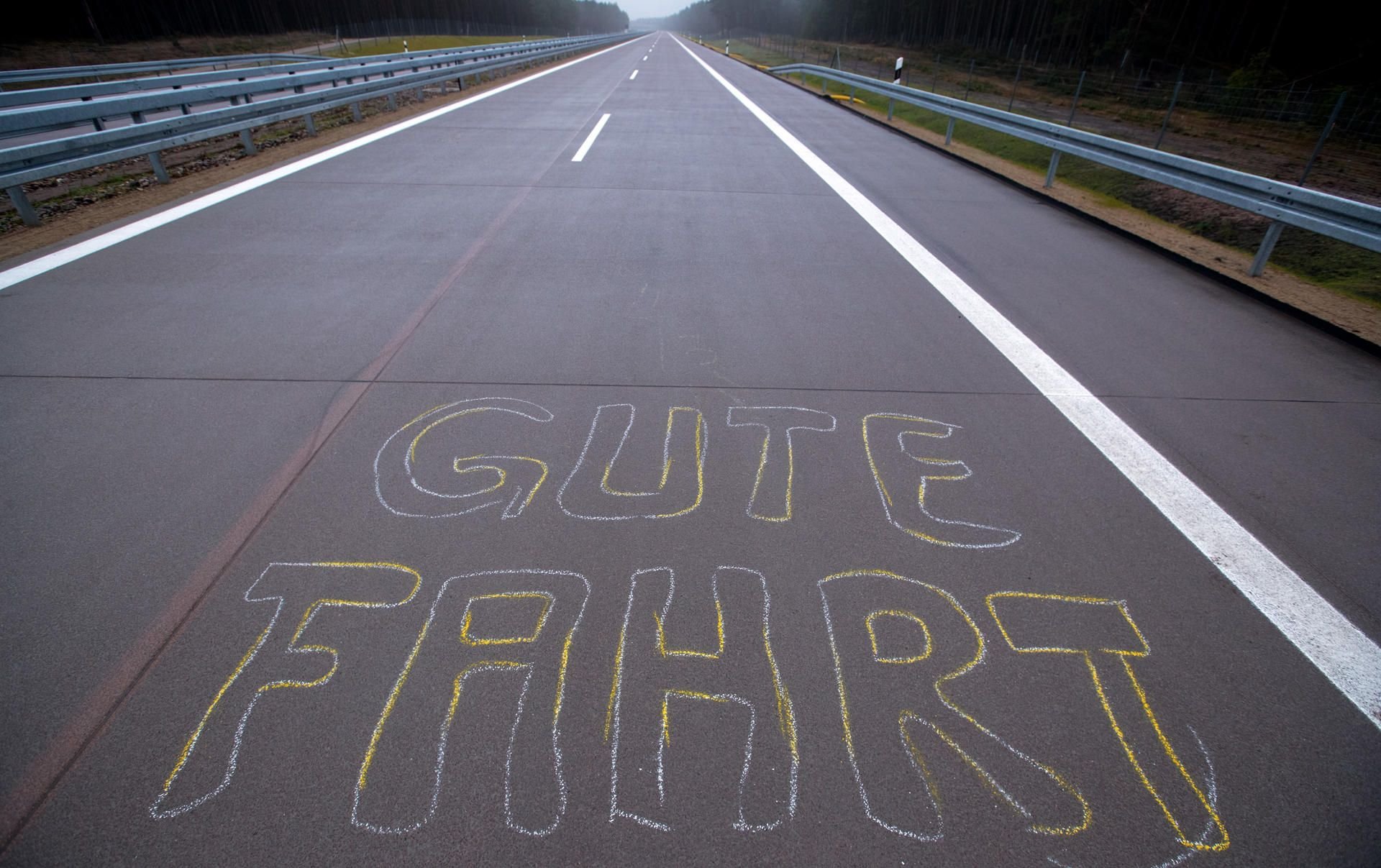 Der Schriftzug «Gute Fahrt» ist in der Nähe von Grabow (Mecklenburg-Vorpommern) bei der feierlichen Verkehrsfreigabe eines Teilstücks der Bundesautobahn A14 auf der Fahrbahn zu sehen.
