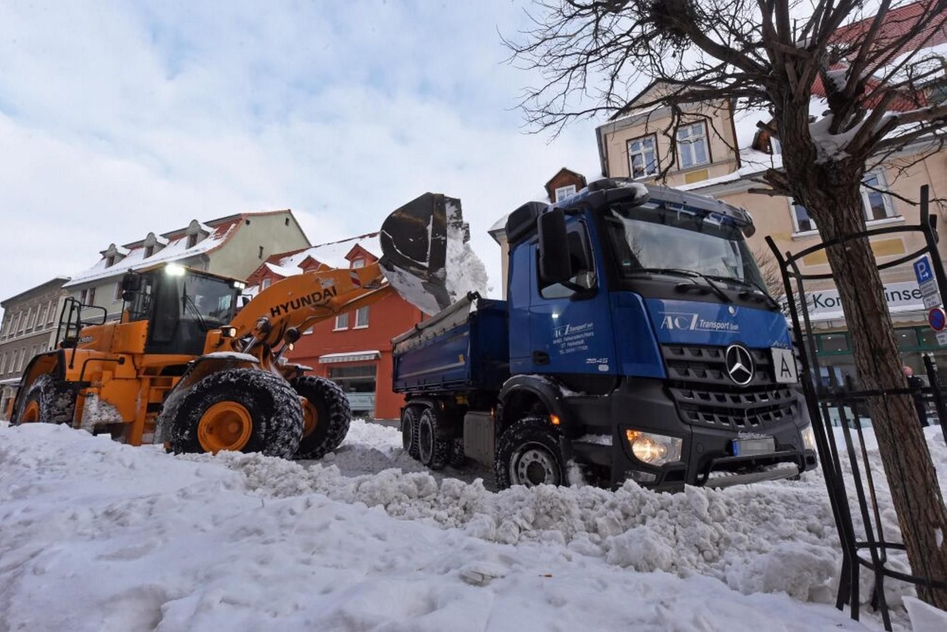 Die Schneemassen waren diesmal nur mit Hilfe von Fremdfirmen von den Straßen zu bekommen.Foto: Frank Gehrmann