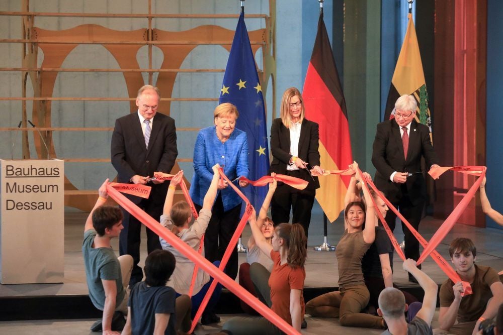 Schöner schneiden: Reiner Haseloff, Angela Merkel, Claudia Perren und Peter Kuras (von links) zertrennen das symbolische Eröffnungsband, präsentiert von tanzenden Studierenden der Dresdner Palucca-Hochschule.