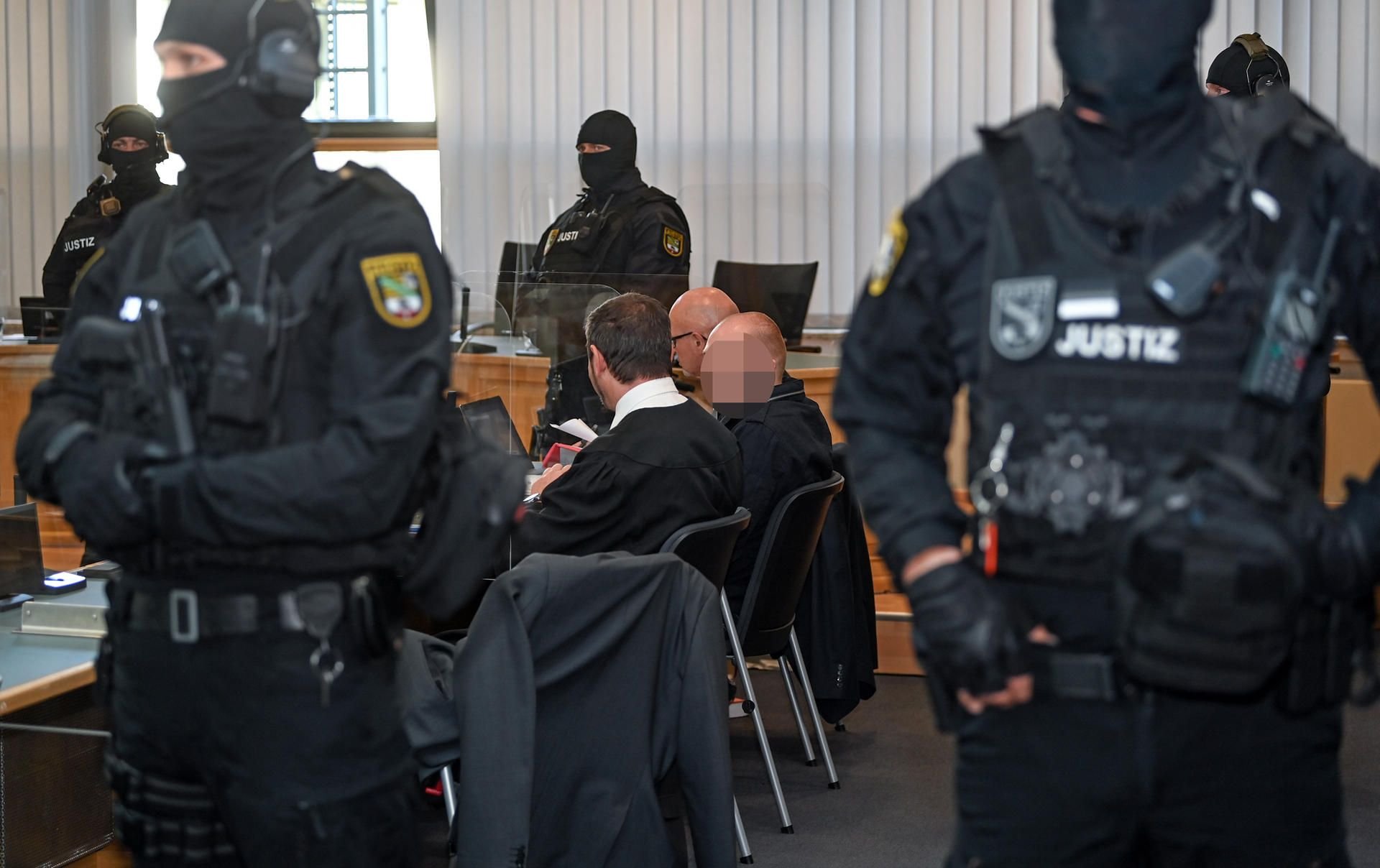 Blick auf die Bank des Angeklagten.