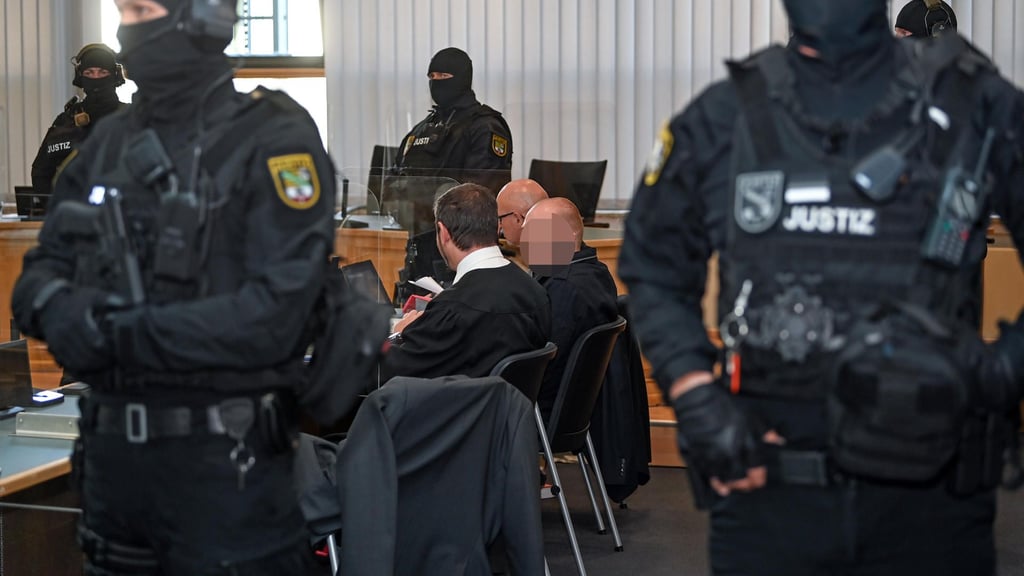 Blick auf die Bank des Angeklagten.