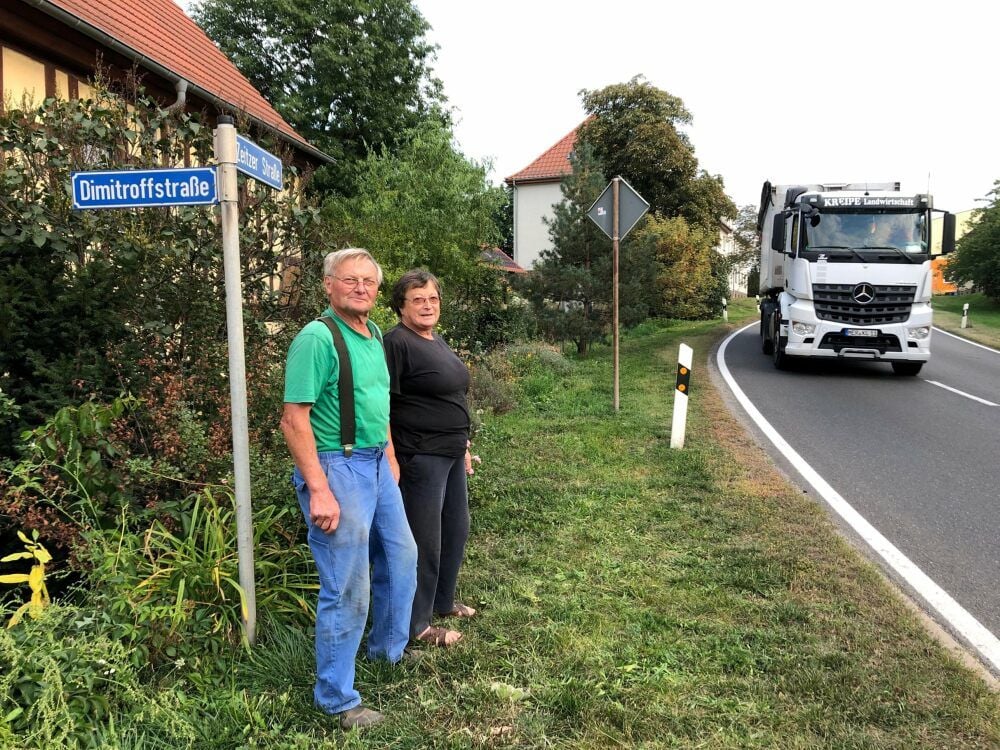 Das Fachwerkhaus von Sieglinde Knipper und Frank Grahl aus Naundorf steht unmittelbar an der B91. Aufgrund der Erschütterung durch den Verkehr löst sich teilweise der Putz von der Fassade.