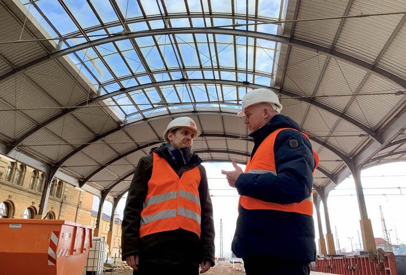 Projektleiter Thomas Herr (rechts) und Ingenieur Stefan Görnitz begutachten die Baustelle im Westflügel des Hauptbahnhofs.