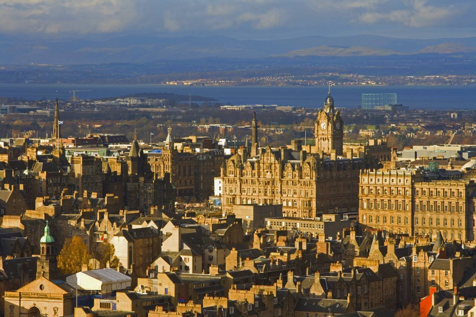 Blick von den Salisbury Crags auf die Innenstadt Edinburghs.