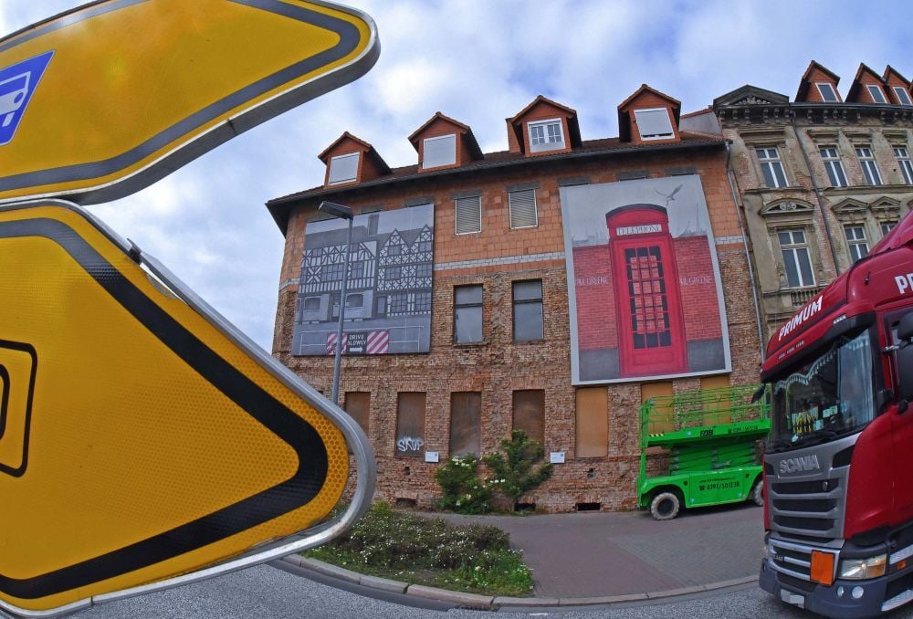 Die Fassade eines Eckhauses an einer stark befahrenen Straße wird erneut zur Projektionsfläche für Kunst.