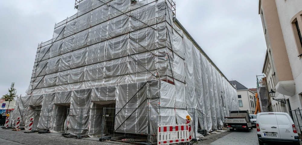 In Kürze fallen die Hüllen am Zeughaus, die Fassade wurde verputzt. Das Museum öffnet bereits am 30. Oktober wieder.