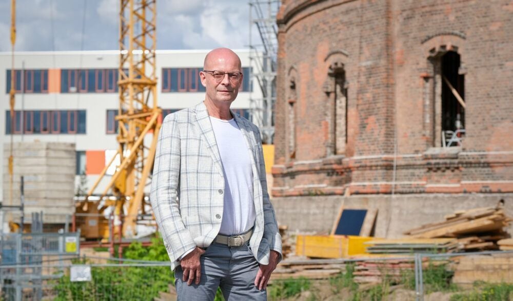 Bernd Wiegand steht auf dem Holzplatz vor dem Gasometer. In das „Kolosseum“ zieht bald das Planetarium ein.