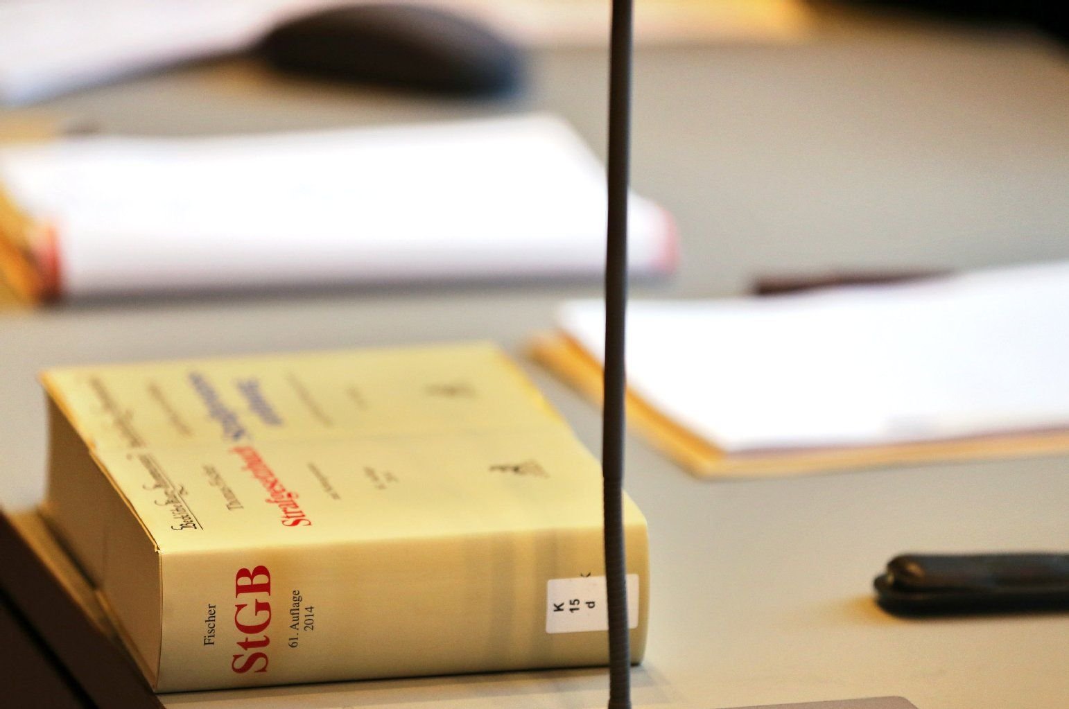 Das deutsche Strafgesetzbuch liegt vor Prozessbeginn gegen einen Richter im Landgericht Halle auf dem Tisch des Staatsanwaltes.