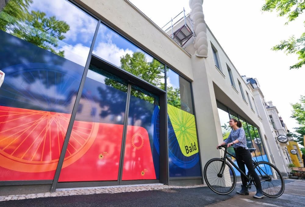 Noch ist das neue Fahrradies in der Bernburger Straße hinter bunten Bildern verborgen. Doch bald lüftet Inhaber Thomas Barth das Geheimnis.