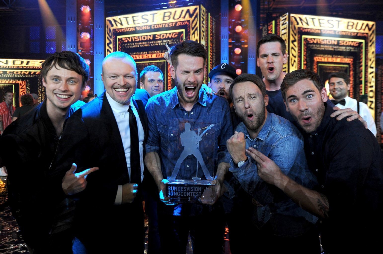 Die Sieger von „Revolverheld“ feiern mit Moderator Stefan Raab den Sieg beim zehnten Bundesvision Song Contest 2014 in Göttingen.