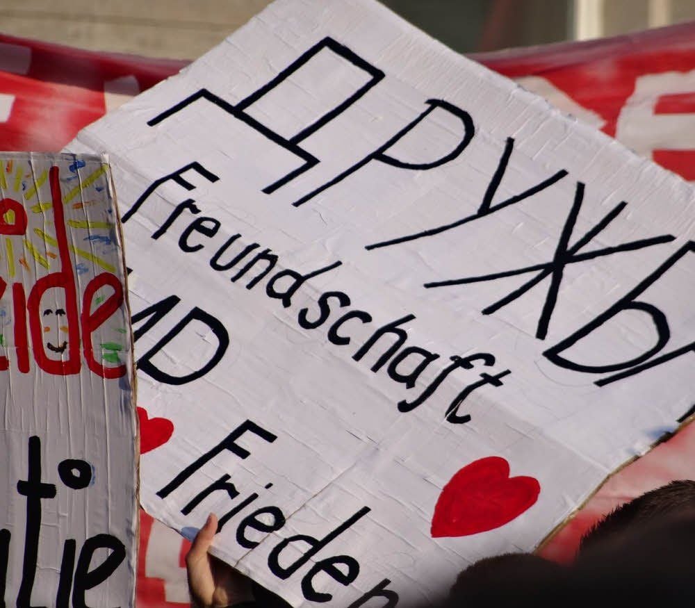 Friedensbewegung 2.0 oder populistische Verführer: Die Demo in Halle distanziert sich von Extremisten.