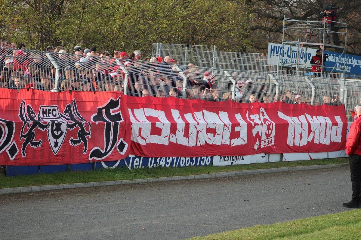 Die HFC-Pokalfighter-Fahne falsch herum hängend in Piesteritz