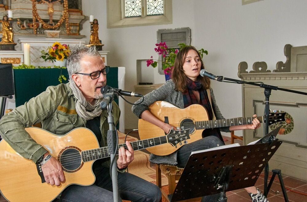 Laura Karls (r.) arbeitet derzeit auf Honorarbasis an der Musikschule in Bernburg.
