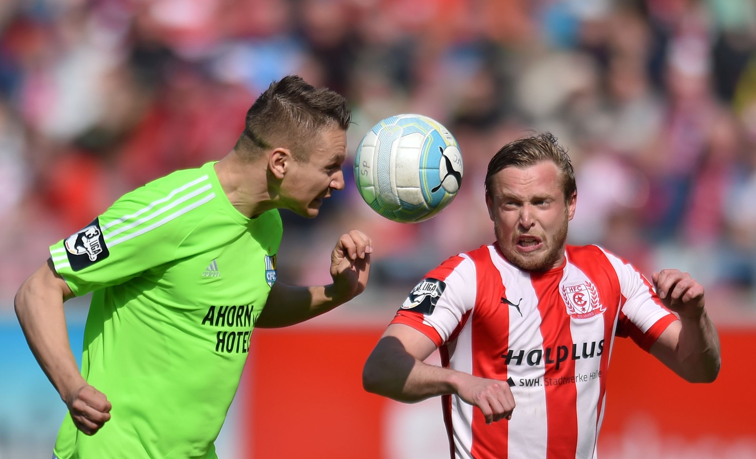 CFC-Spieler Daniel Frahn (l.) setzt sich hier gegen Halles Marcel Baude durch und trifft zum 1:0.