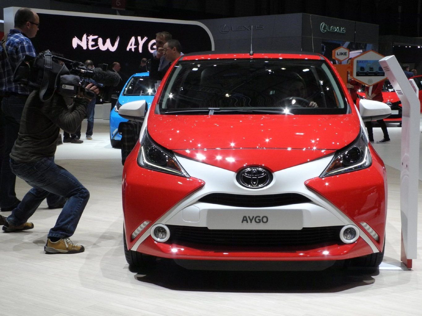 Mister X: Beim Toyota Aygo ziert ein in Kontrastfarben lackierter Einsatz die Kleinwagenfront.