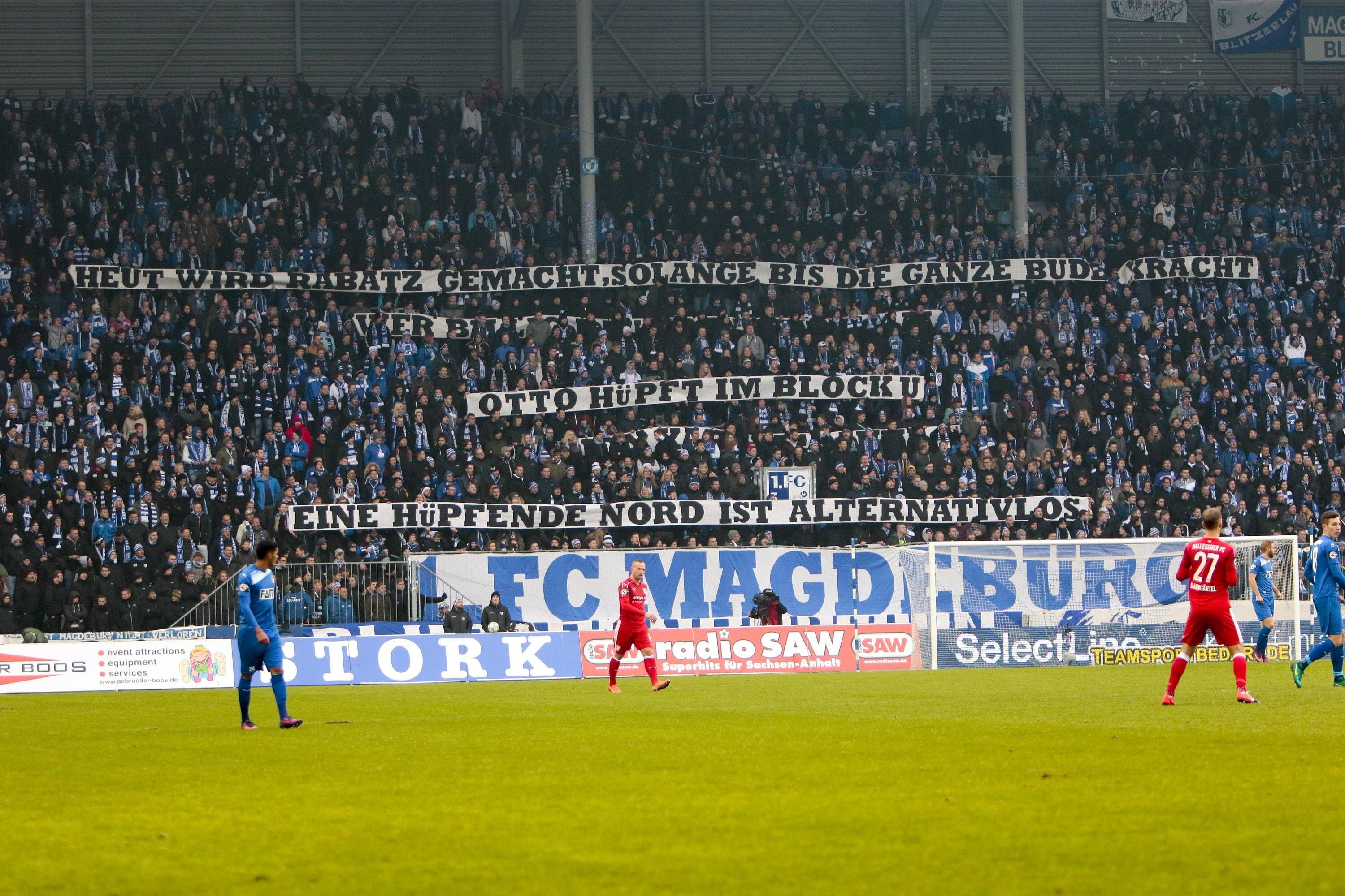 "Heut wird Rabatz gemacht, solange bis die ganze Bude kracht" - die Fans des FCM machten ihrem Ärger sarkastisch Luft. Foto: Imago