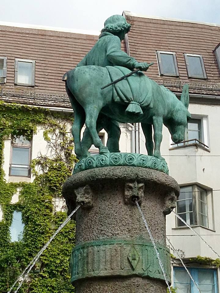 Dem halleschen Esel am Alten markt fehlt erneut der Schwanz.