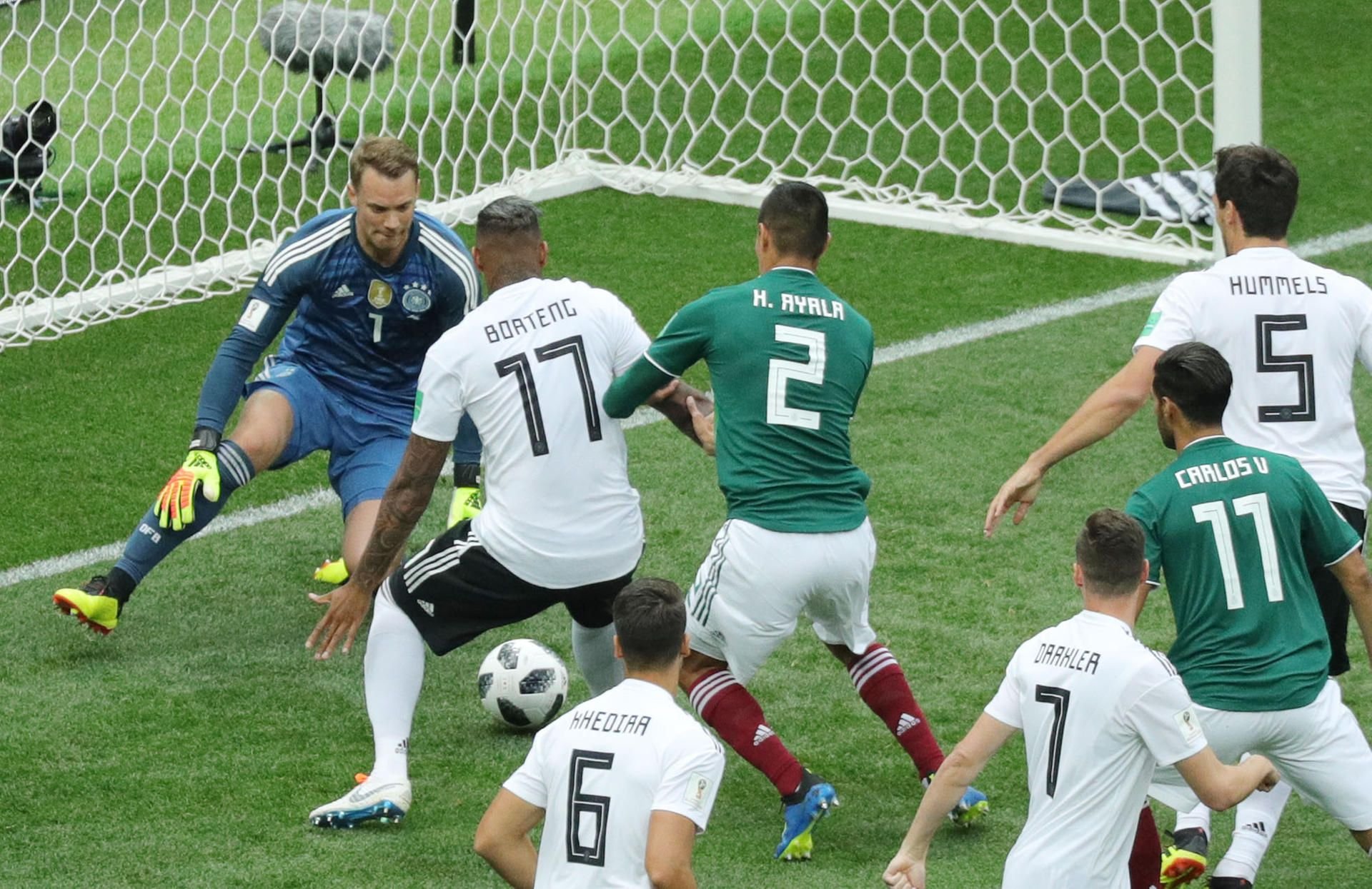 Gedränge vor dem Tor von Torwart Manuel Neuer (l) aus Deutschland.