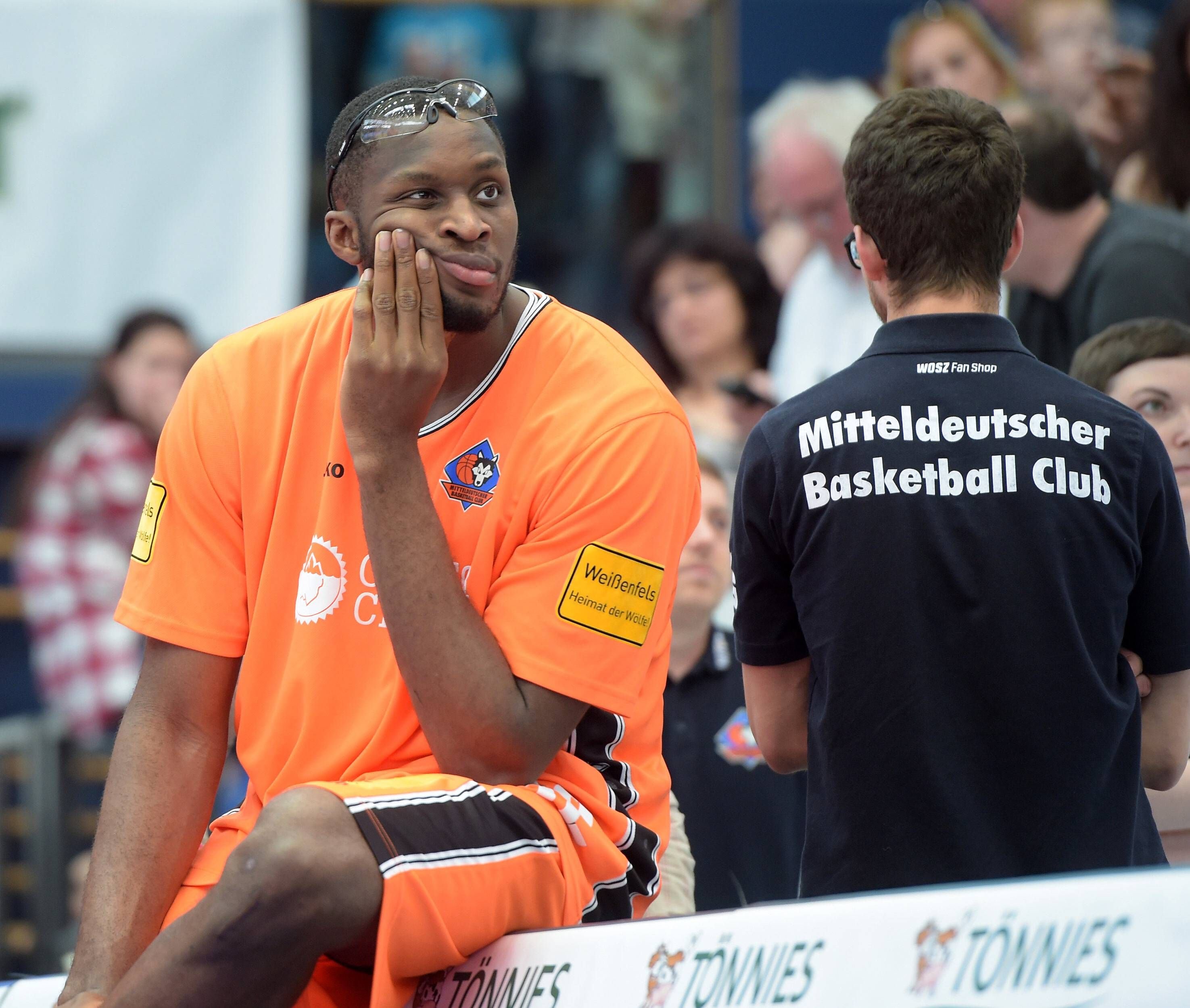 Hoffen und Bangen: Chris Otule wartet nach dem Spiel auf das Ergebenis aus Göttingen.
