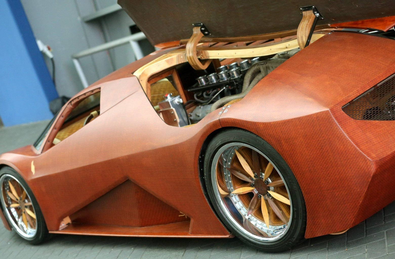 Interessanter als der Motor selbst ist die Verkleidung darum – der Sportwagen Splinter ist zu großen Teilen aus Holz.
