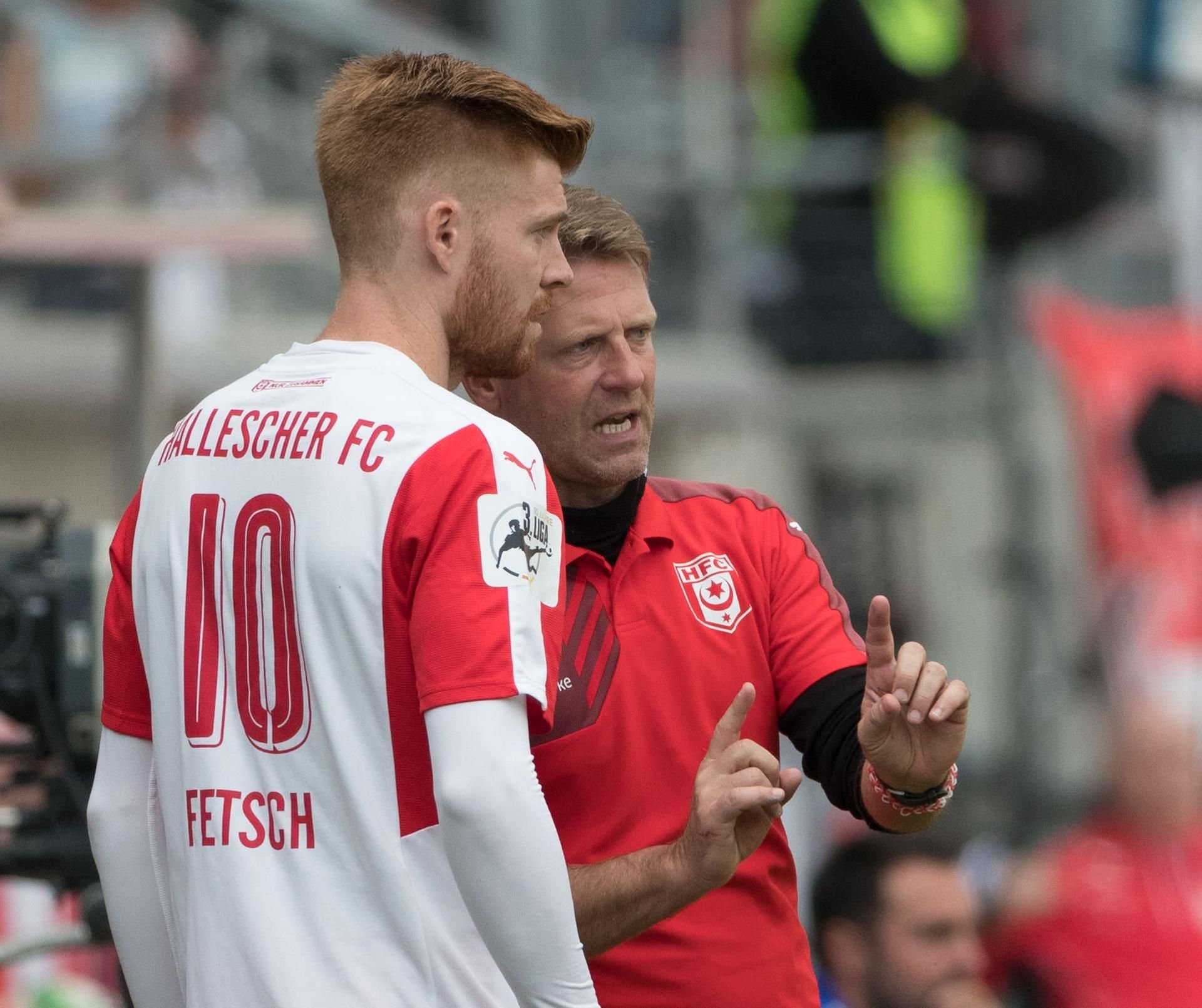 HFC-Coach Rico Schmitt (r.) im Gespräch mit Stürmer Mathias Fetsch.