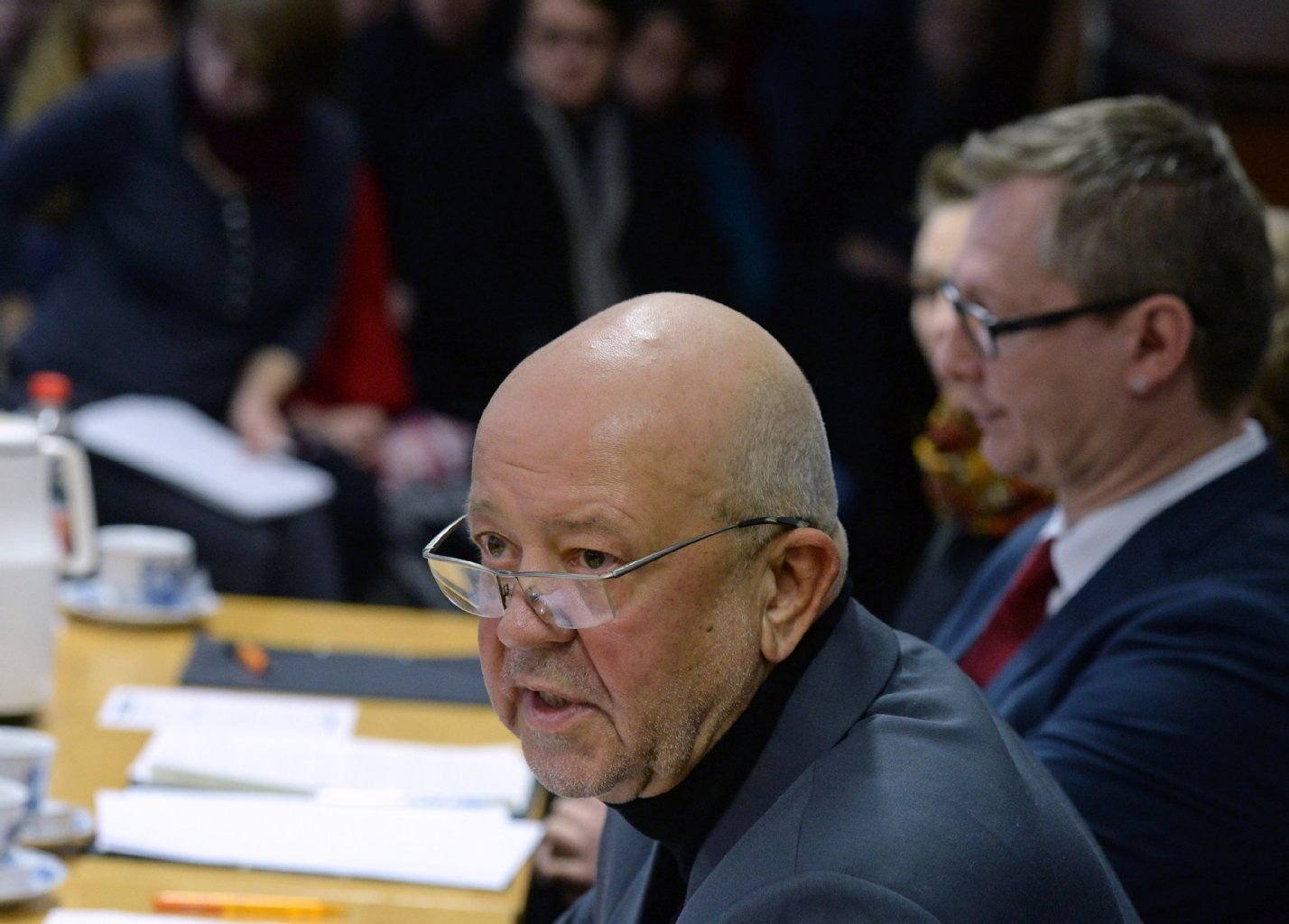 Der geschäftsführende Direktor des Institutes für Theaterwissenschaft der Universität Leipzig, Professor Günther Heeg (2.v.r.).