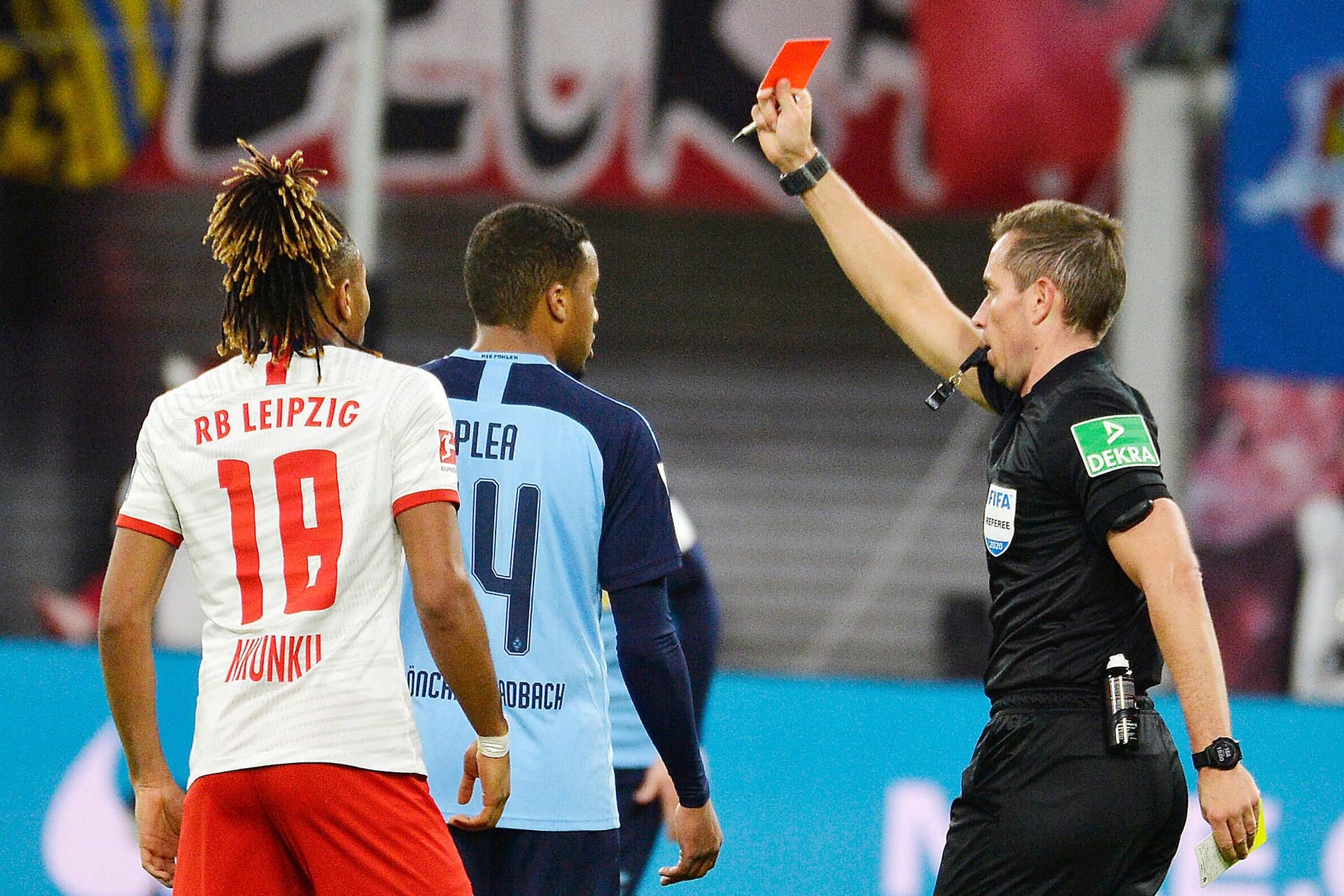 Tobias Stieler zeigte dem meckernden Alassane Pléa die Gelb-Rote Karte. Eine Entscheidung, die anschließend heiß diskutiert wurde.