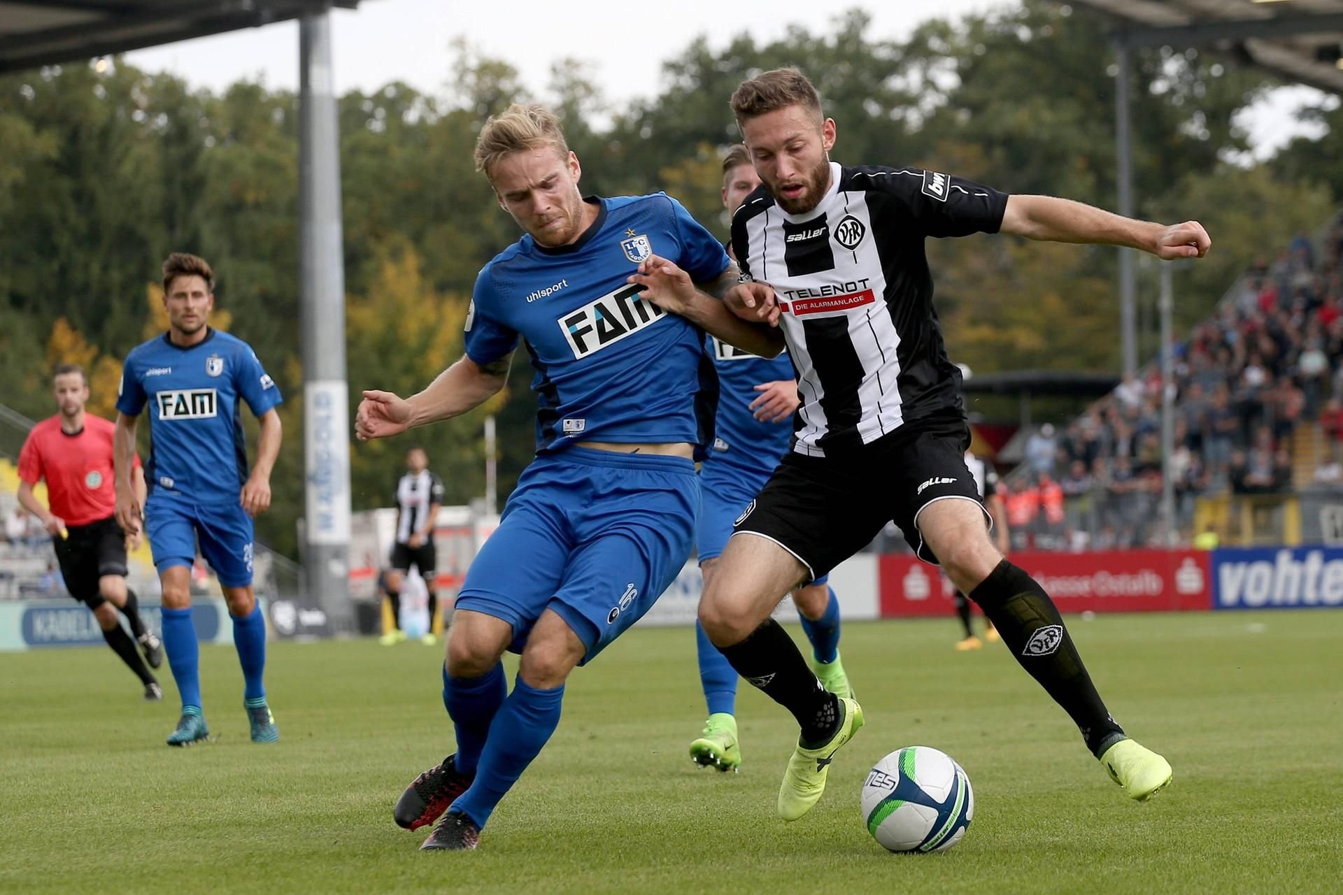 Nils Butzen vom 1. FC Magdeburg und Aalens Rico Preissinger im Zweikampf.
