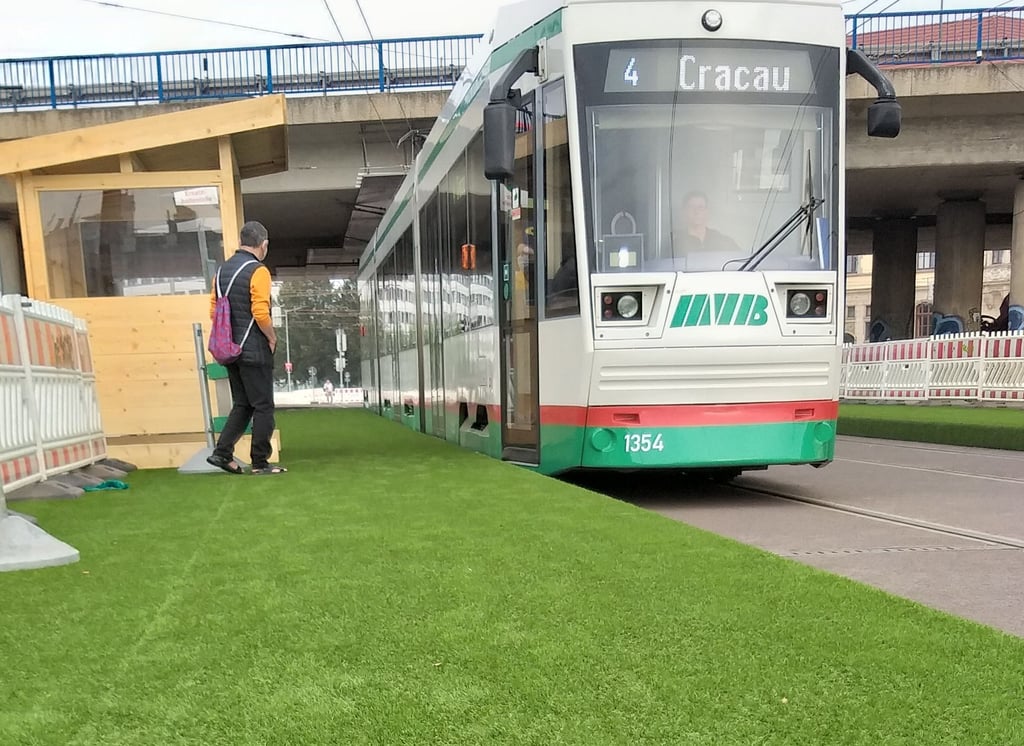 Künstlicher Rollrasen deckt einen Haltestelle am Magdeburger Damaschkeplatz ab. Einzigartig bisher in der Landeshauptstadt von Sachsen-Anhalt.