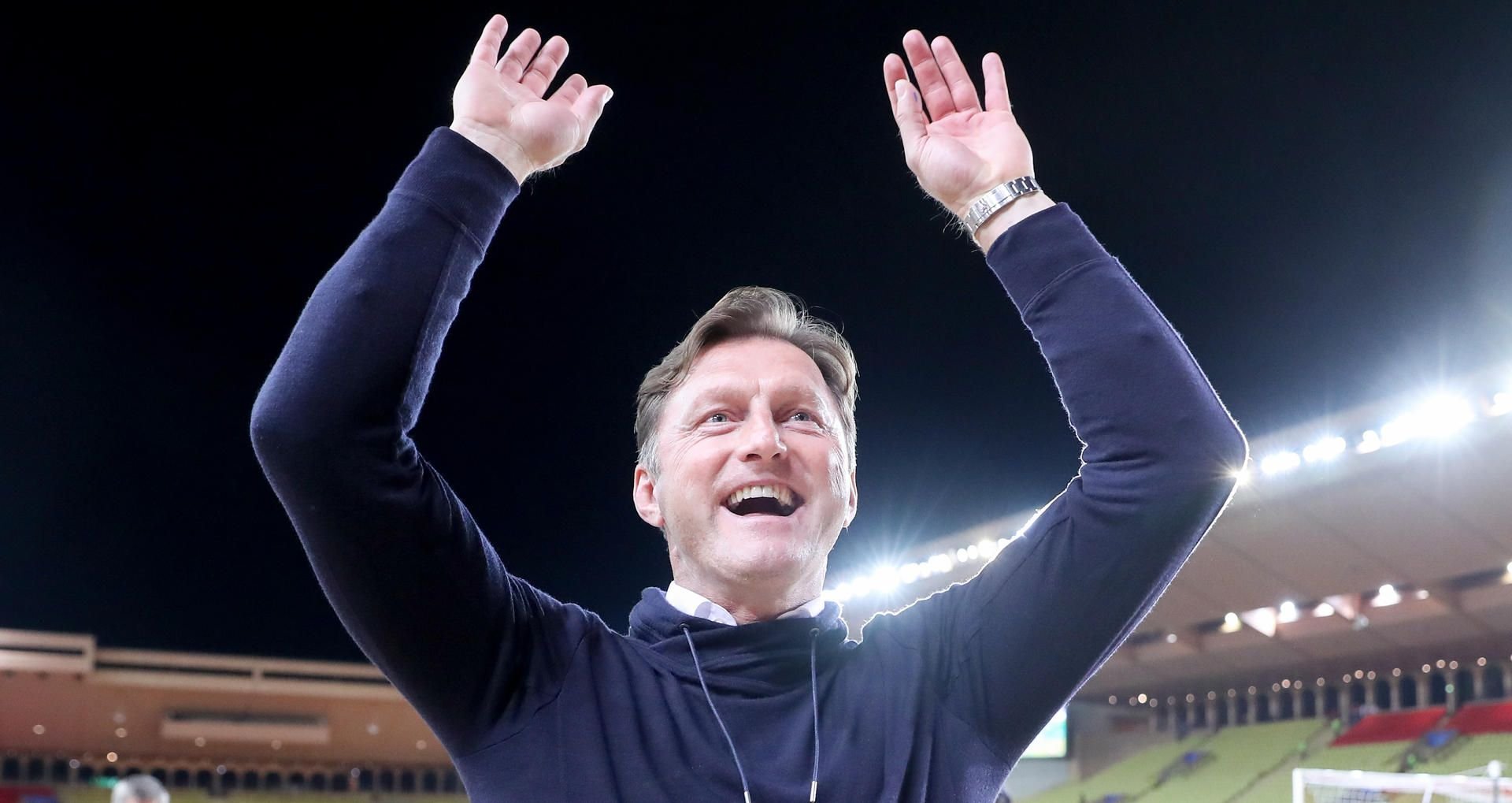 RBL-Trainer Ralph Hasenhüttl feiert den Sieg in Monaco mit dem Fans.