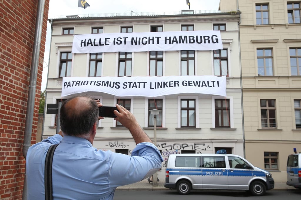 Halle im Juni 2017: Zur Einweihung des Hauses der Bewegung in der Adam-Kuckoff-Straße hängen Transparente an der Fassade.