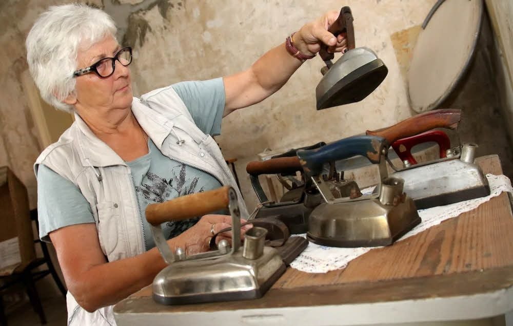 Helma Helmbold an der Stelle, wo eines der Bügeleisen gestohlen wurde.
