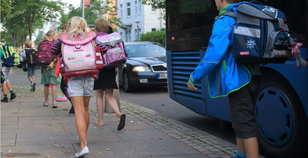 Zu Beginn des Schuljahres zeigt die Polizei die Gefahren des Schulwegs hin.