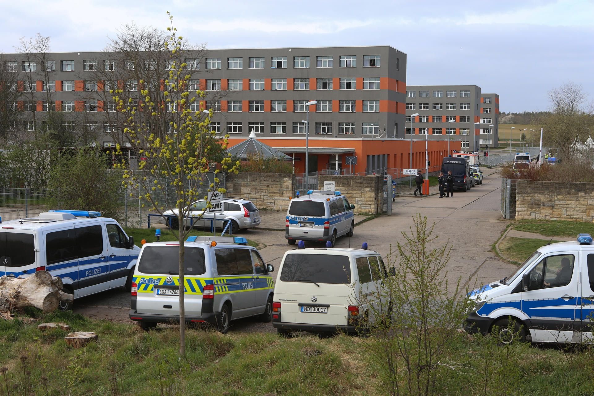 Polizeibeamte sichern im April 2020 in der Zentralen Anlaufstelle für Asylsuchende (ZASt) einen Polizeieinsatz ab.
