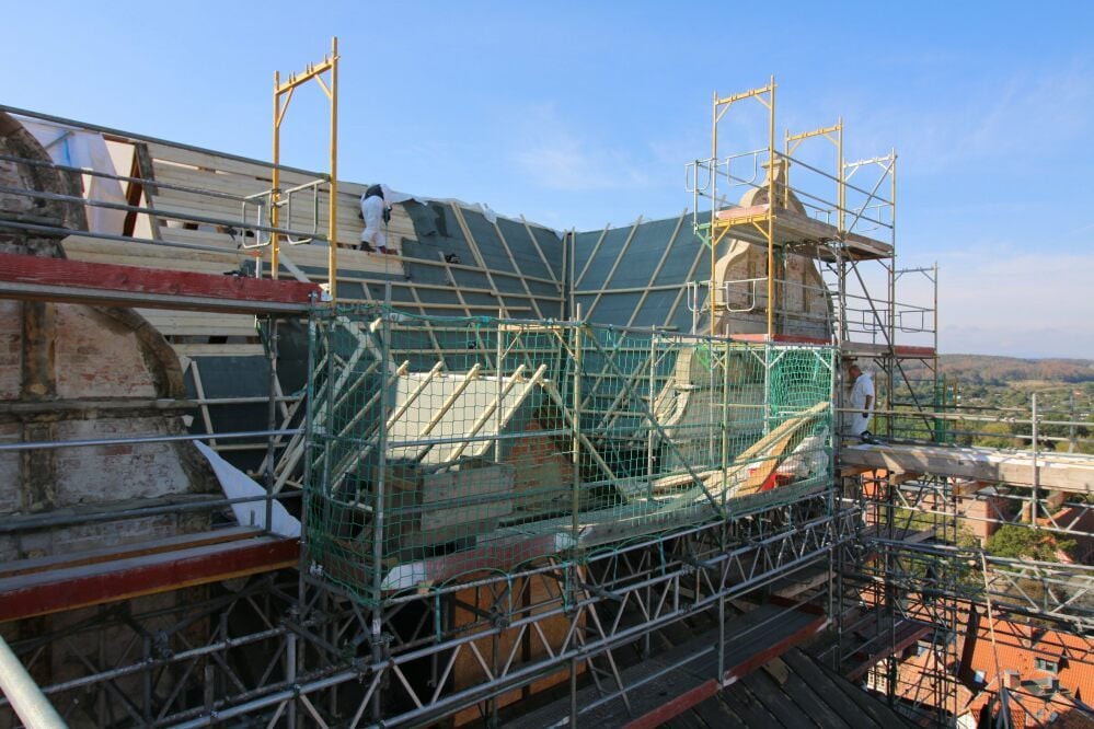 Schlossberg Quedlinburg: Arbeiten am Dach des Residenzbaus, das mit roten Biberschwanzziegeln neu eingedeckt werden soll.