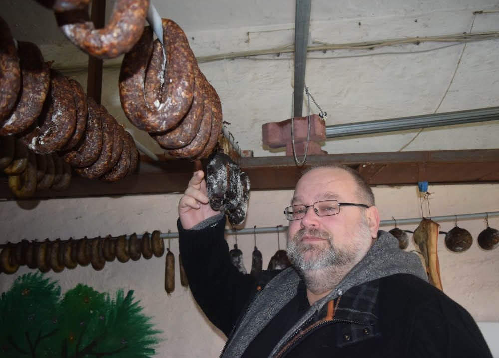 Peter Tremmel zeigt selbst gemachte Wurstwaren. Davon soll es künftig noch mehr geben.