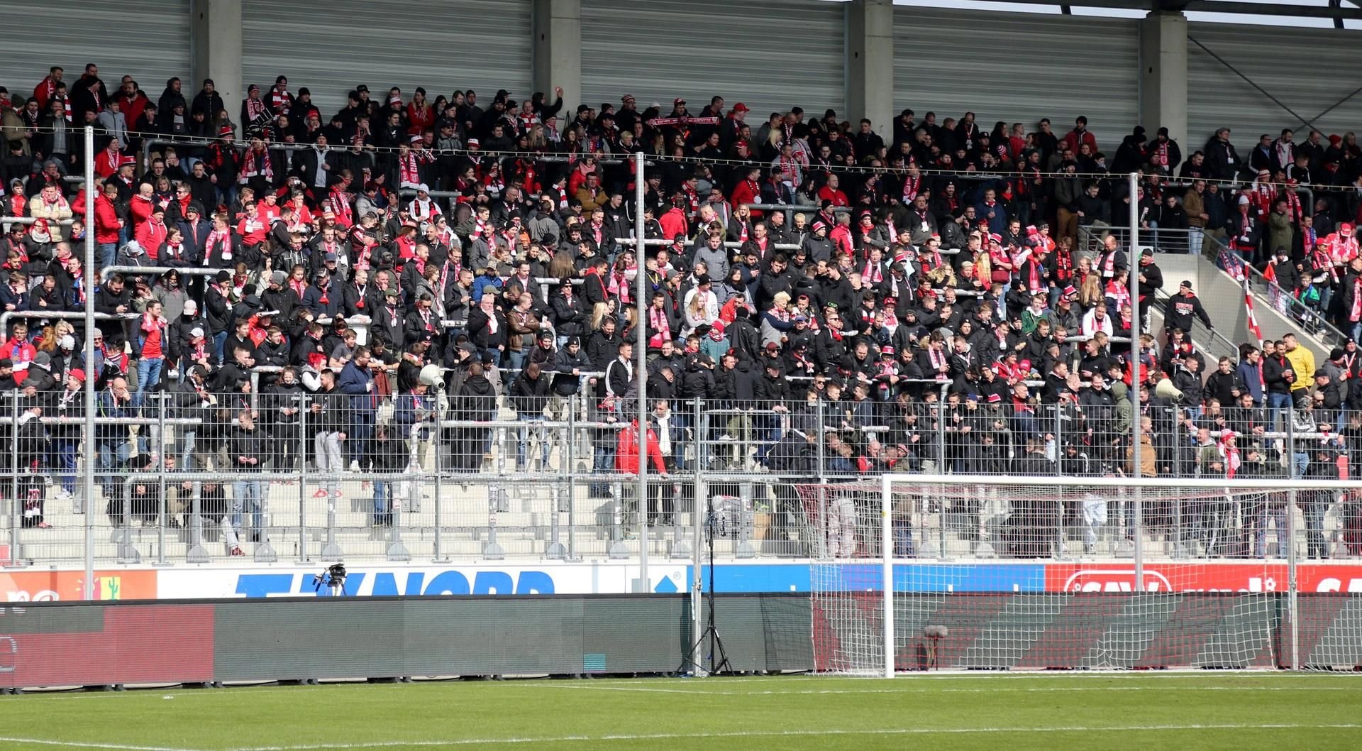 Ein ungewohntes Bild: Keine Stimmung und keine Zaunfahnen im HFC-Block beim Heimspiel gegen Erfurt.