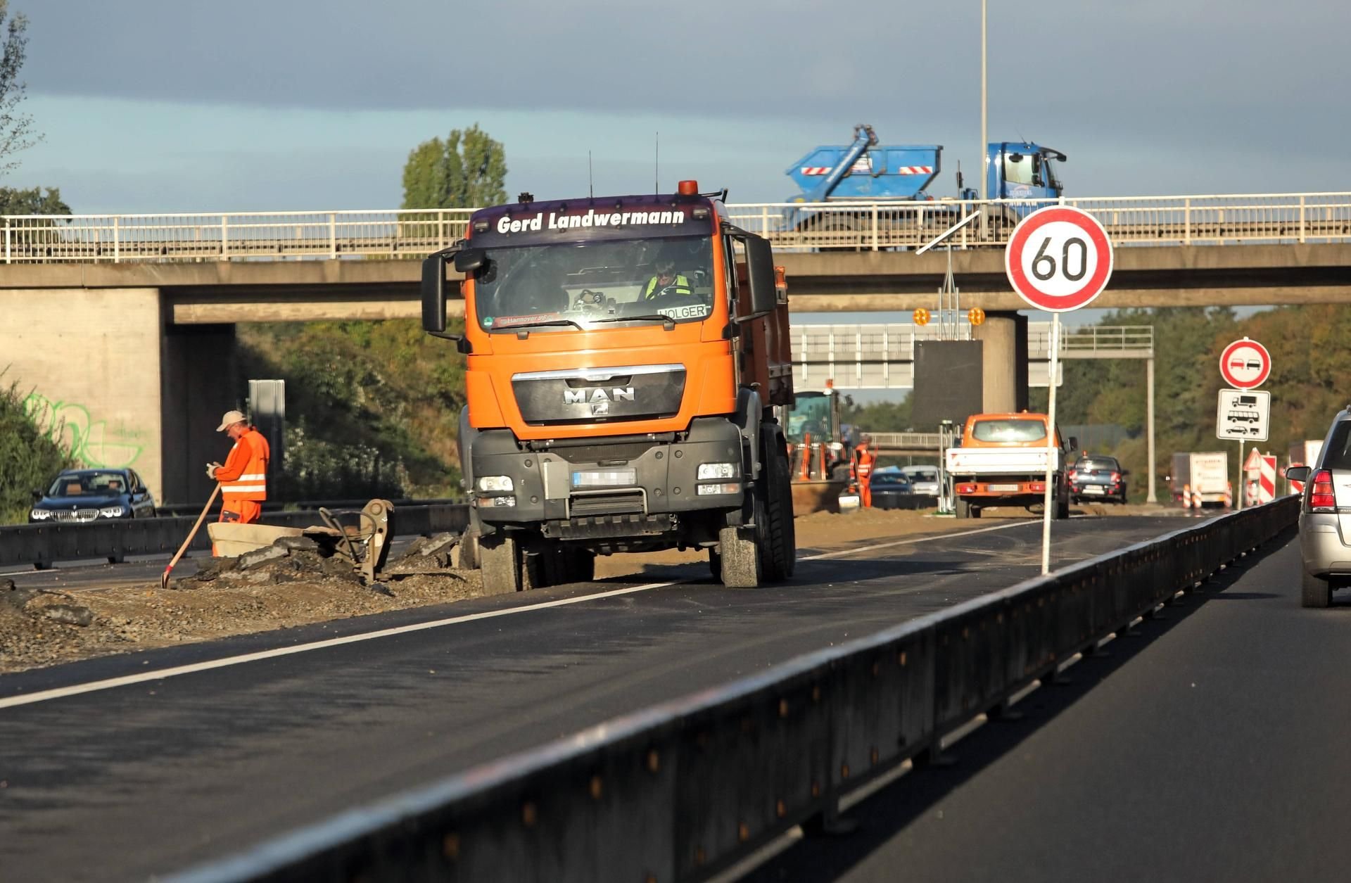 Eine Baustelle auf der Autobahn 2 in Sachsen-Anhalt. (Archivbild)