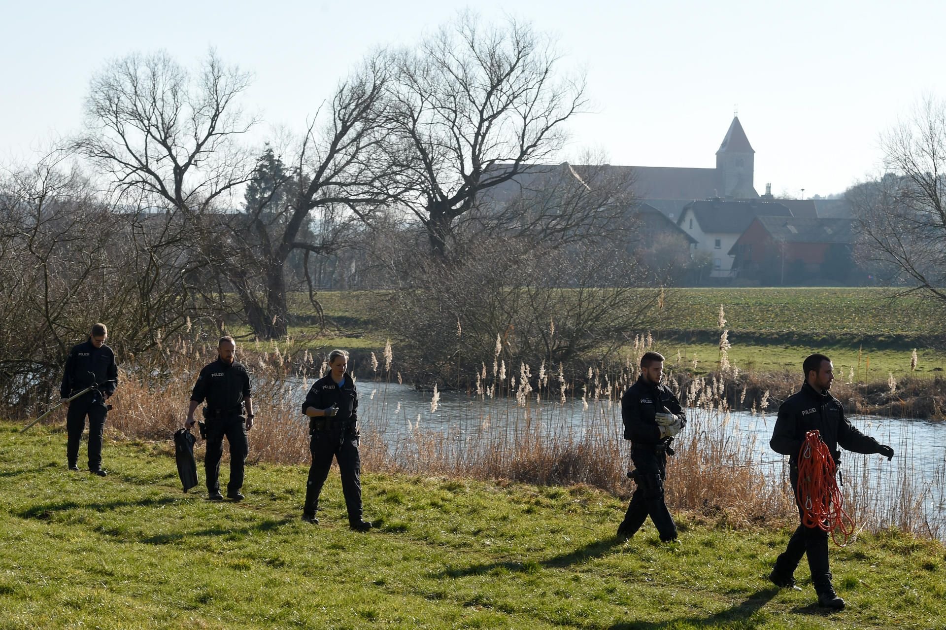 Polizisten suchen am Ufer der Fulda nach dem Mädchen.