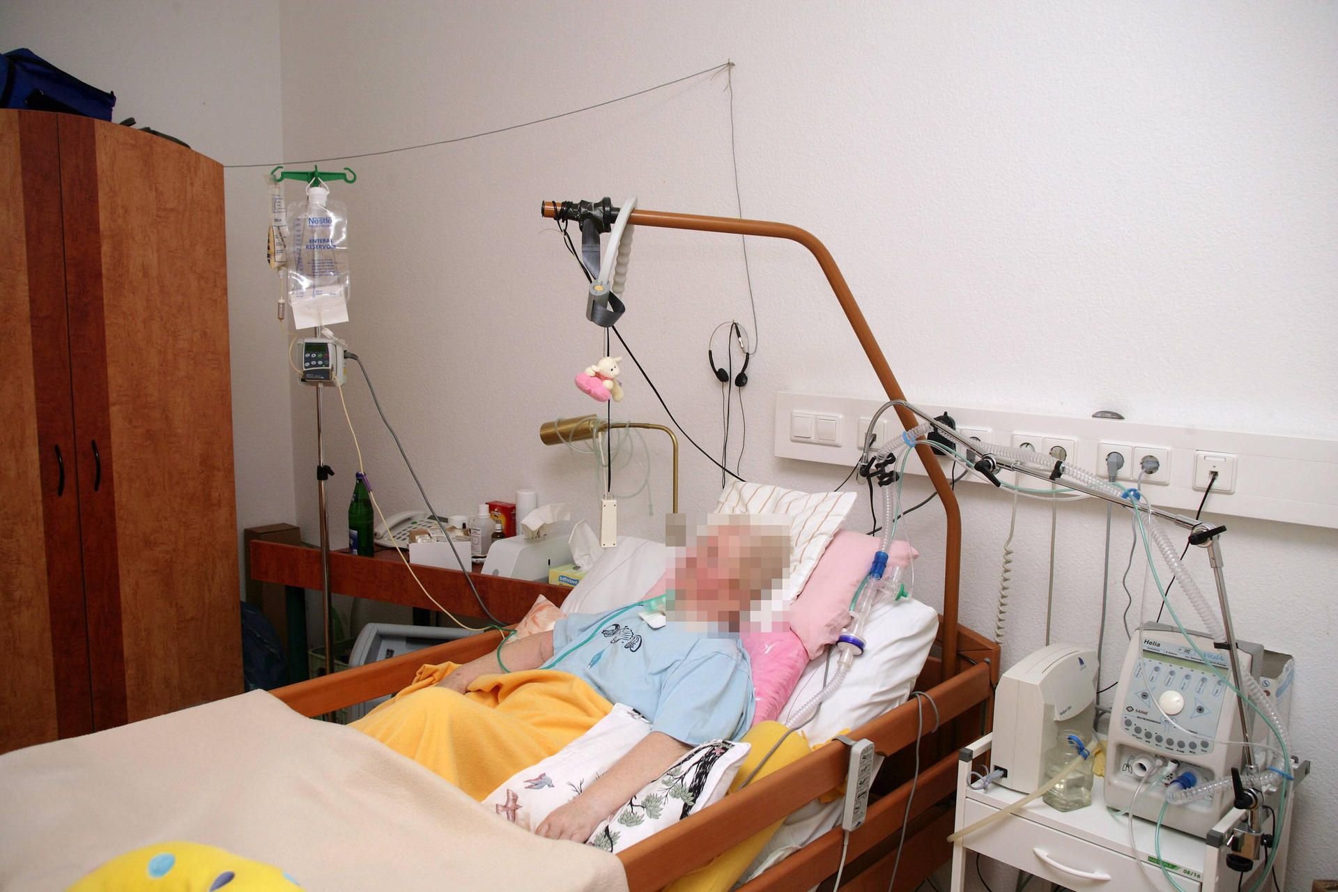 Patienten wie diese Frau, die in Pflegeheimen beatmet werden, bedürfen einer Betreuung rund um die Uhr.