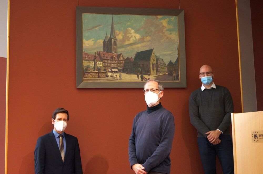Oberbürgermeister Daniel Szarata, Dr. Volker Bürger, Vorsitzender des Halberstädter Geschichtsvereins, und Björn Alsleben, Schulleiter der Sekundar- und Europaschule „Am Gröpertor“, bei der Übergabe des Gemm-Bildes.