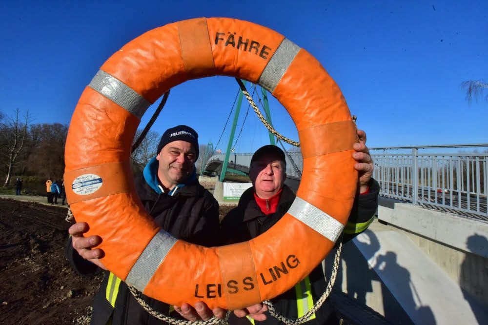 Zeigen noch einmal den Rettungsring der ausgedienten Leißlinger Saalefähre: Thorsten Preußner (links) und Uwe Pruy.