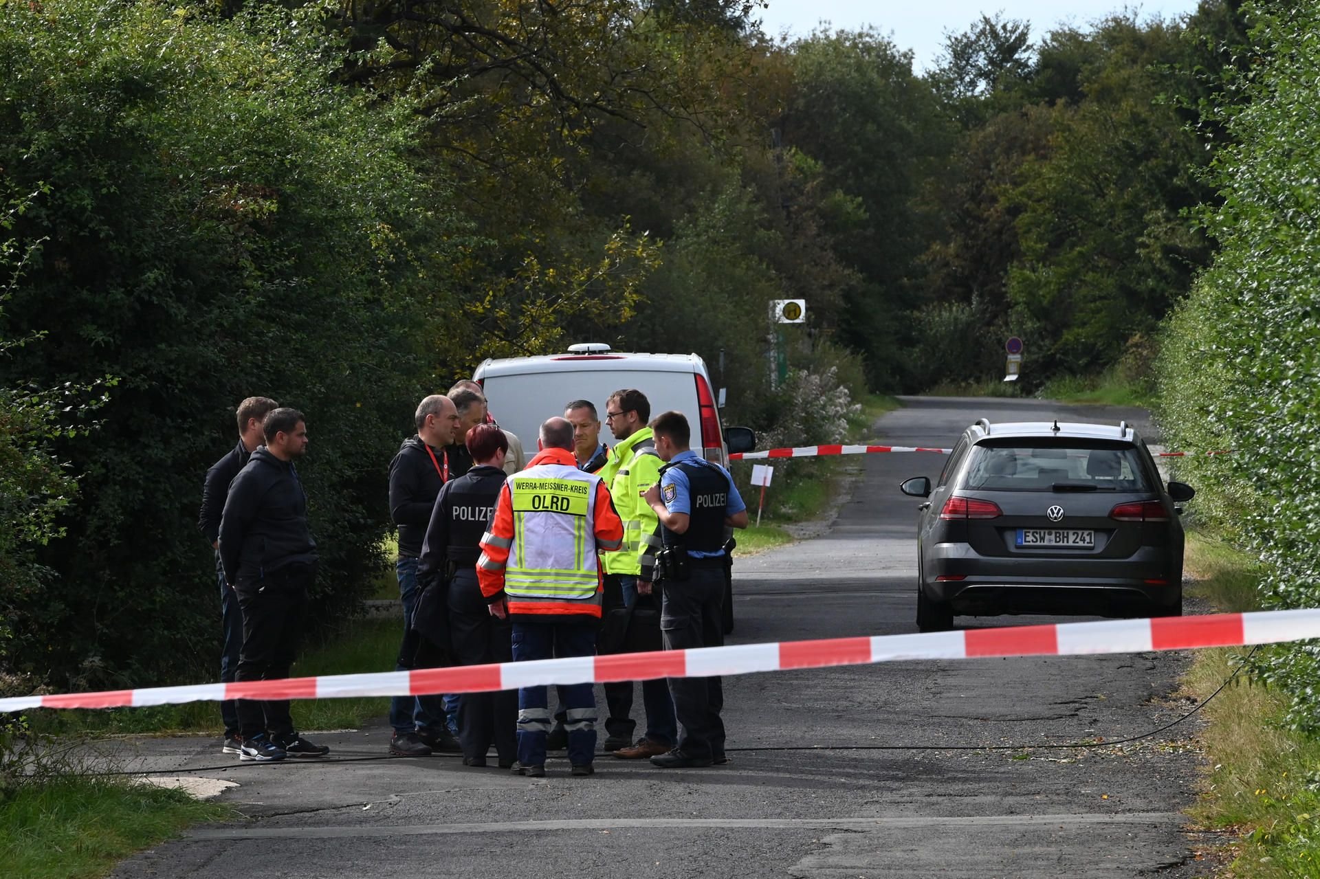 Einsatzkräfte stehen Anfang September vor dem Zugang zum Sendeturm auf dem Hohen Meißner in Nordhessen, wo eine Wartungsgondel abgestürzt ist.