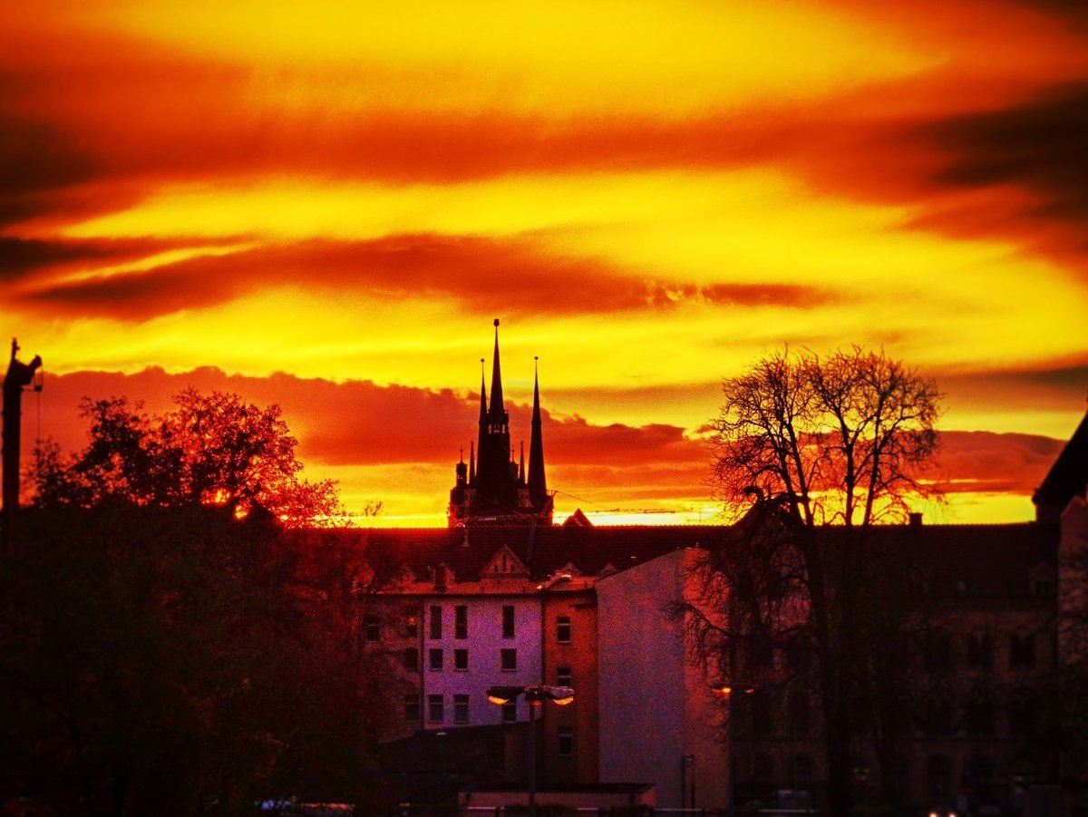 Der Himmel leuchtete am Samstagabend in Halle.