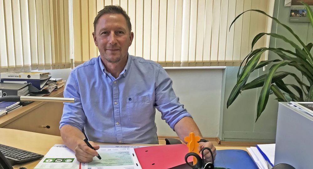 André Könnecke an seinem Schreibtisch im Bauwirtschafthof.
