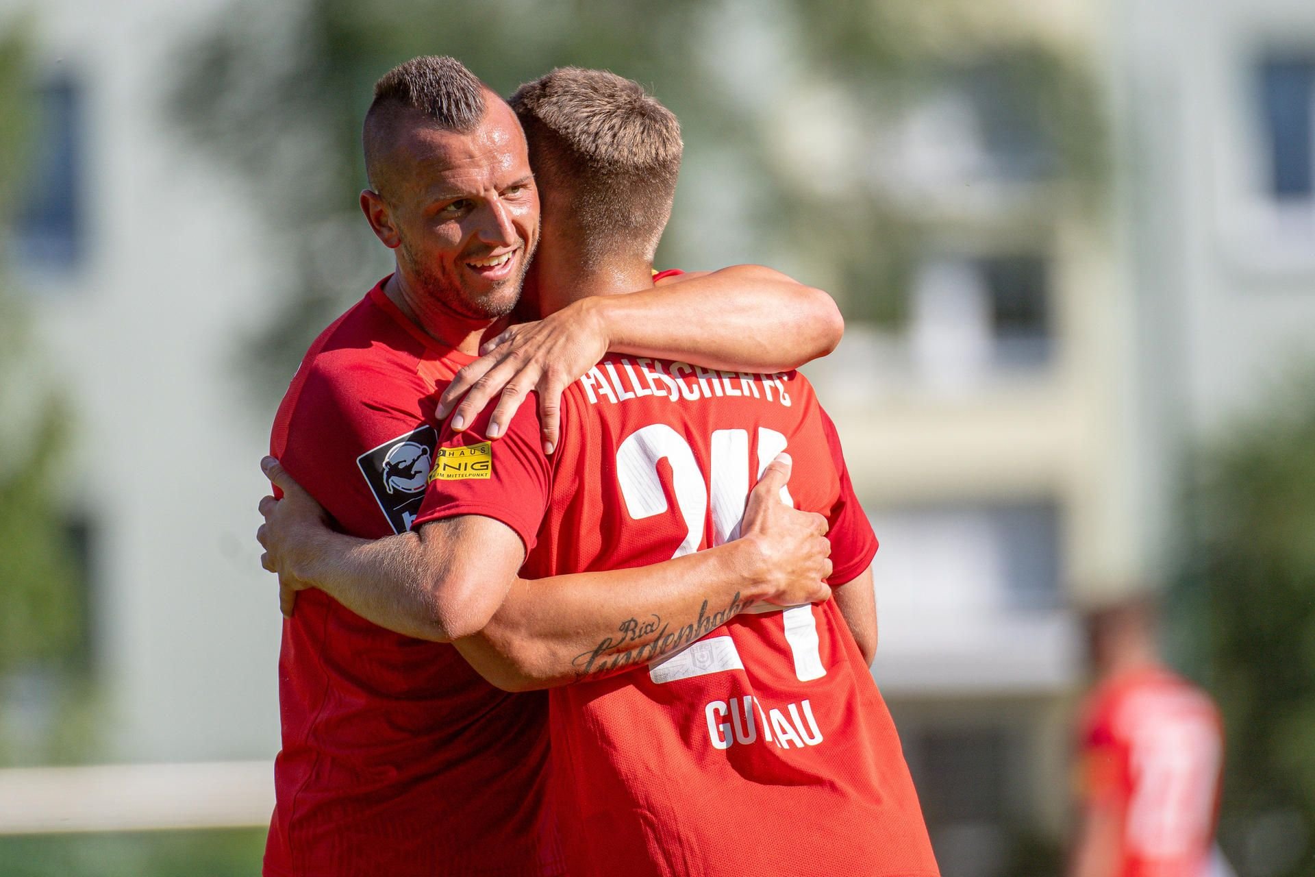 Toni Lindenhahn (l.) beglückwünscht den Torschützen Julian Guttau.
