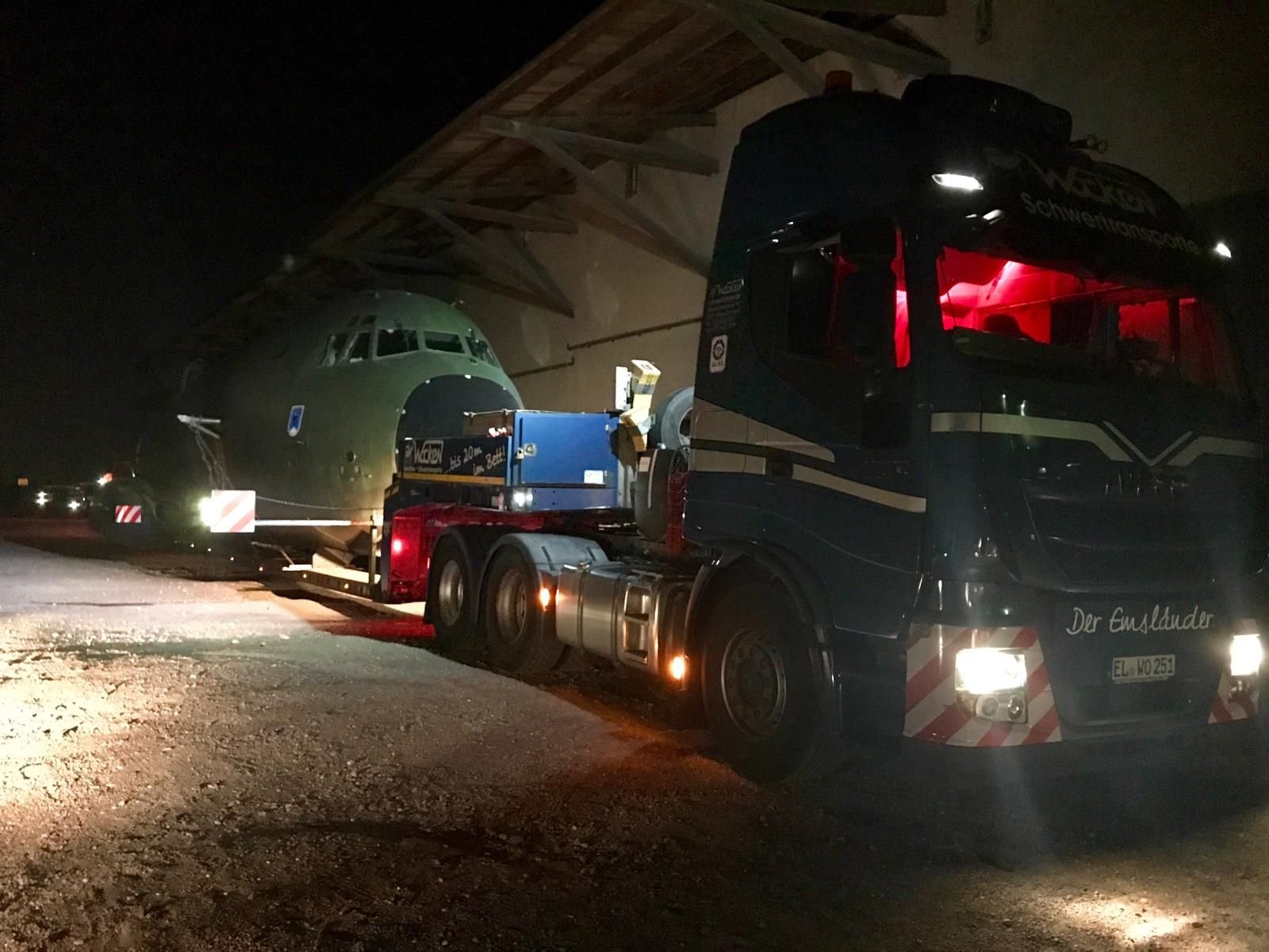 In der Nacht wurde die Transall von Oppin nach Altengrabow weitertransportiert.