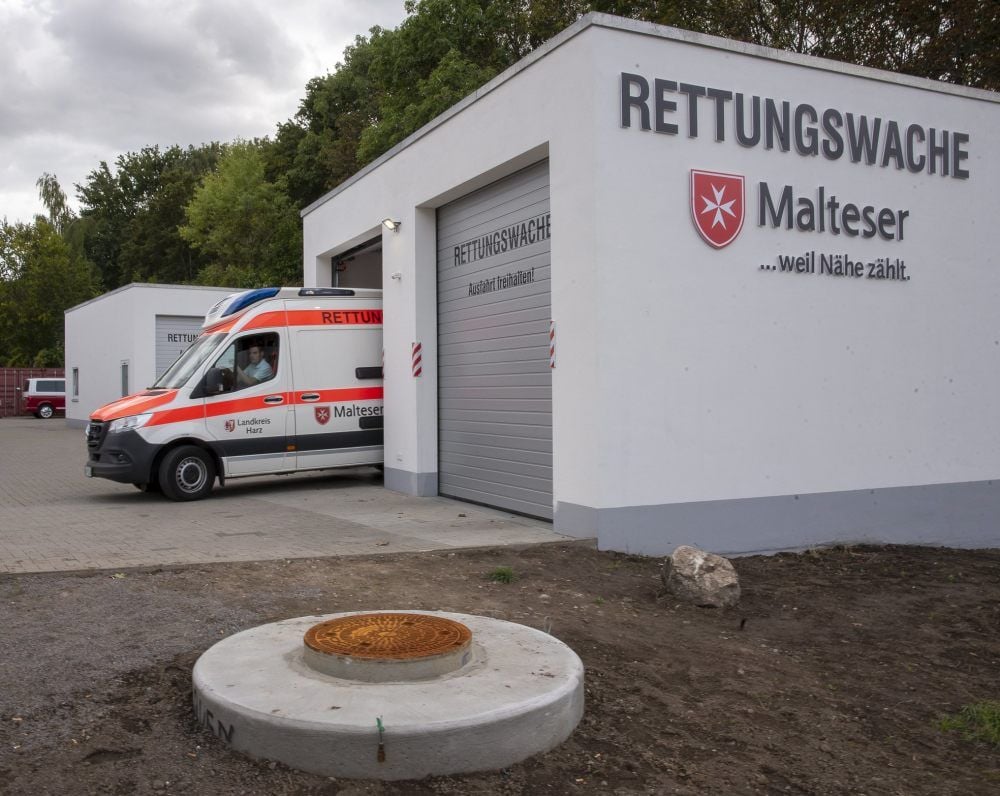 Rechtzeitig zur Eröffnung wurde die Rettungswache noch mit der passenden Aufschrift versehen.